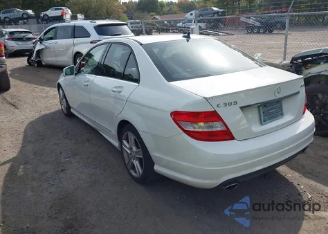 2011 Mercedes-Benz C 300 Sport 4Matic z USA, uszkodzony, nr VIN WDDGF8BB1BR181446